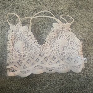 Elegant Lace Bralette - Cream